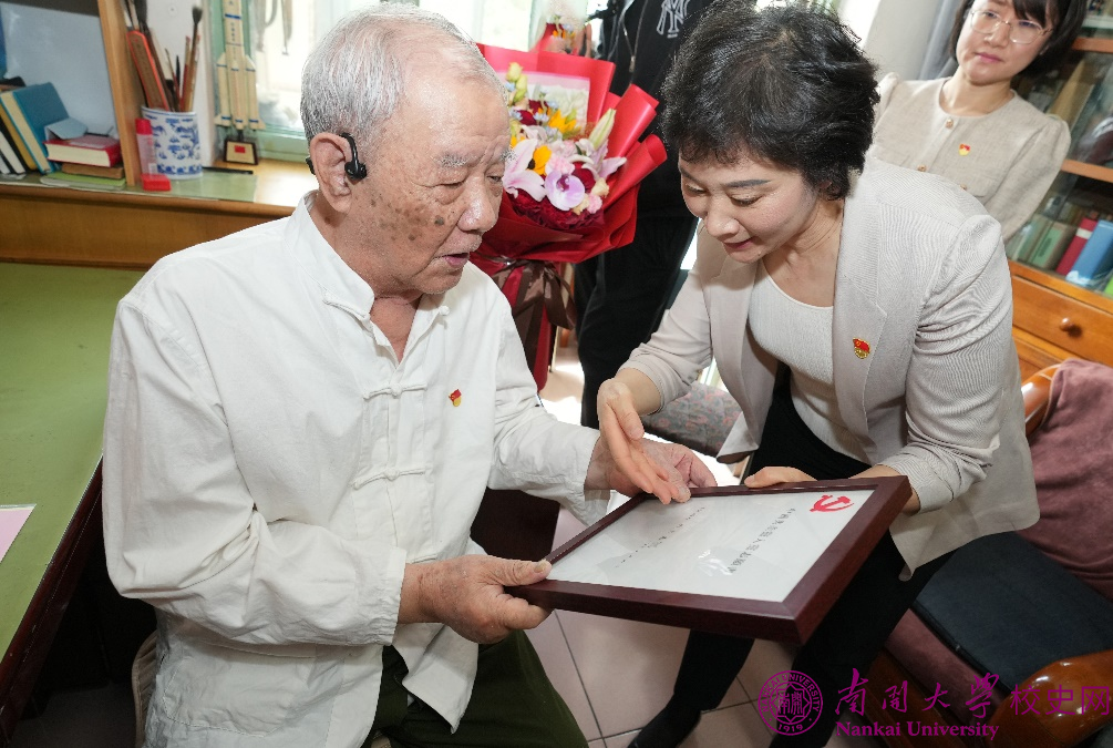 中共一大代表陈潭秋烈士之子陈志远教授迎来入党70年“红色生日”